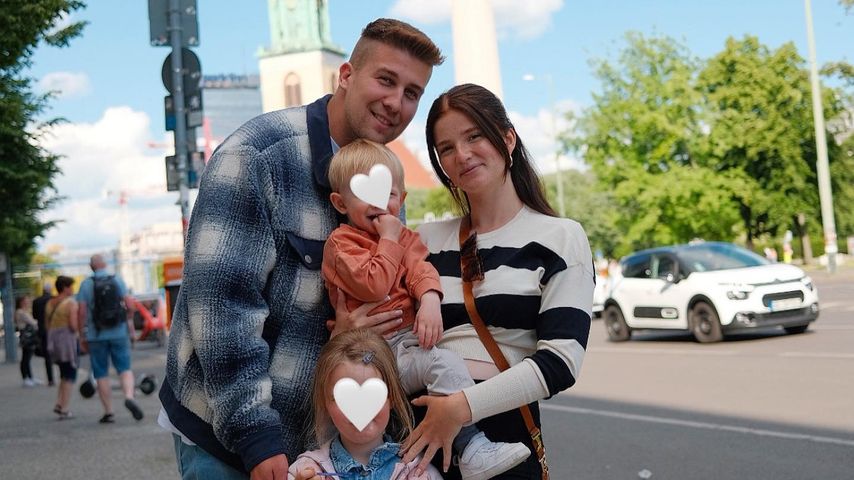 Florian Thiele und Julia Schulze mit ihrer Familie in Berlin, Mai 2022