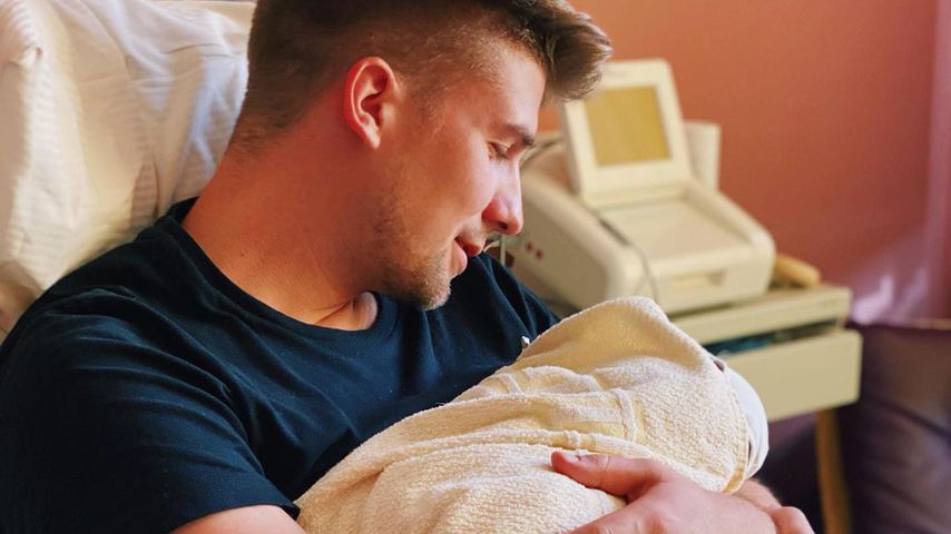 Stolzer Papa: Julitas Freund Flo kuschelt mit seinem Sohn