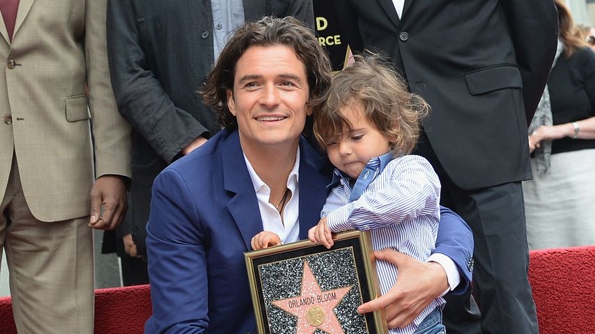 Seltener Anblick: Orlando Bloom mit Sohn bei Basketballspiel