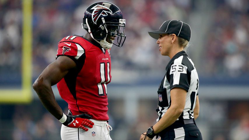 Football-Spieler Julio Jones und Schiedsrichterin Sarah Thomas, 2015