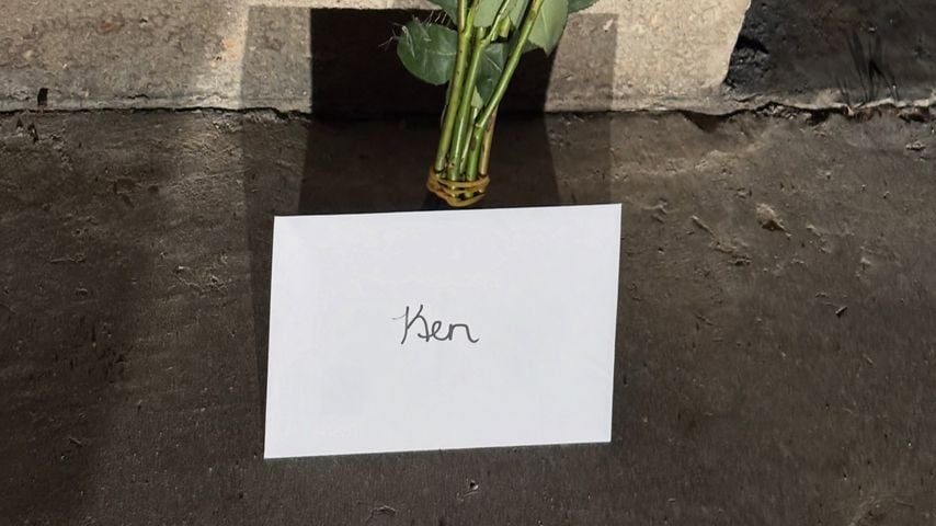 Der Rosenstrauß und der an Ken adressierte Umschlag