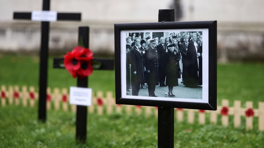 Foto der verstorbenen Queen auf dem Friedhof