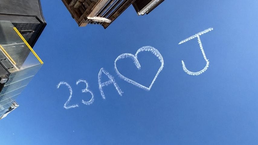 Zum 23. Hochzeitstag richtet Adam Sandler mit einem Himmelsschreiber eine Botschaft an seine Ehefrau.