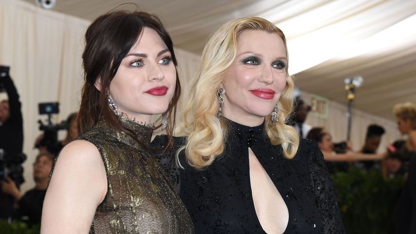 Frances Bean Cobain und Courtney Love im Mai 2017