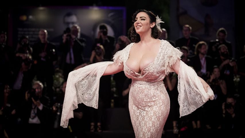 Curvy-Model Francesca mit Mega-Ausschnitt beim Filmfestival
