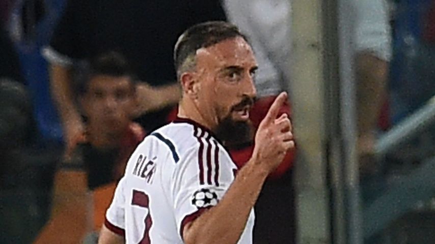Fieser Flitzer: Skurrile Attacke auf FCB-Kicker