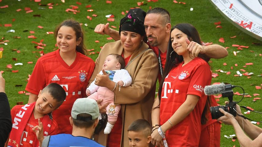 Franck Ribéry mit seiner Frau Wahiba und seinen fünf Kindern 2019