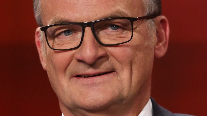 Nach Krankheit: Frank Plasberg zurück bei "Hart aber fair"