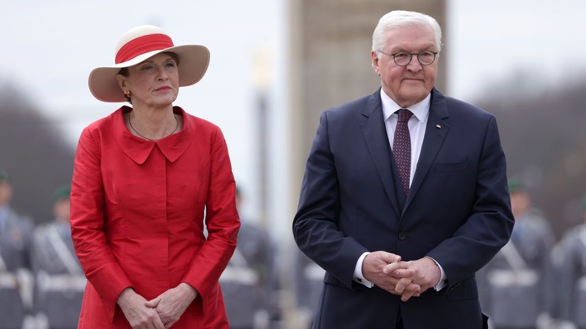 Frank-Walter Steinmeier (r.) mit seiner Frau vor dem Brandenburger Tor