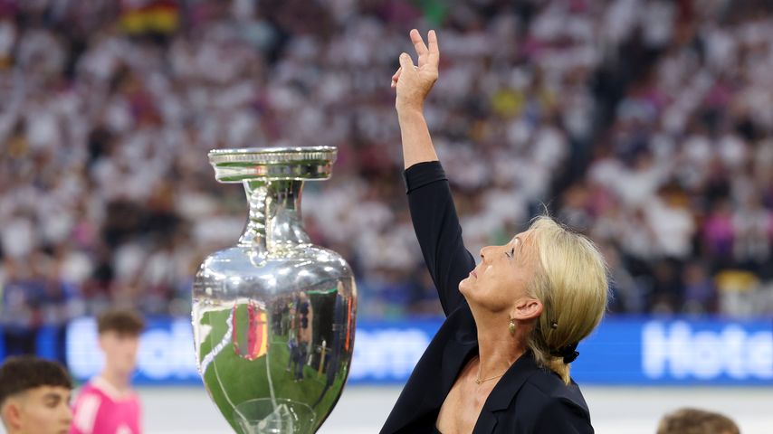 Emotionaler EM-Auftakt: Franz Beckenbauers Witwe hält Pokal