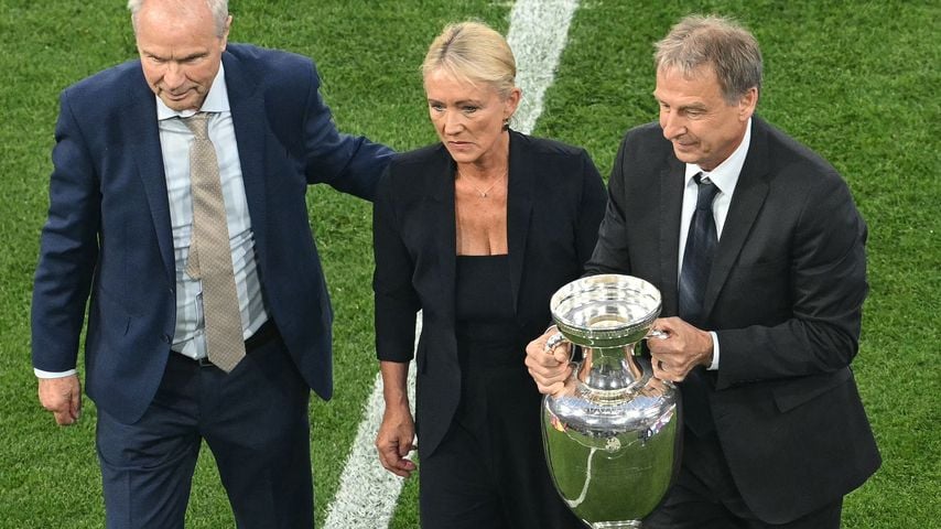 Bernard Dietz, Franz Beckenbauers Frau Heidi und Jürgen Klinsmann bei der EM-Eröffnung