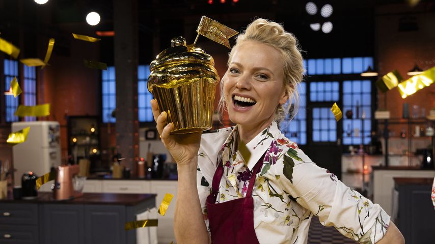 Franziska Knuppe mit dem Goldenen Cupcake von "Das große Promibacken"