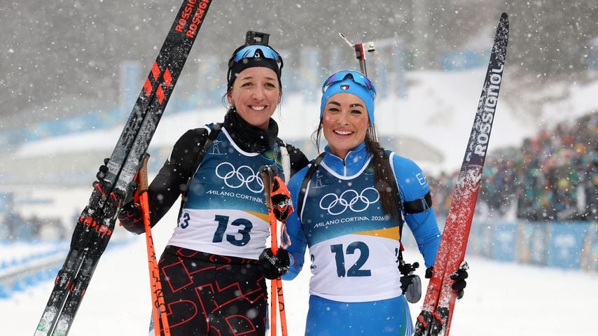 Franziska Preuß und Dorothea Wierer nach dem Massenstart über 12,5 km bei den Winterspielen in Antholz-Anterselva.
