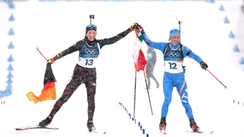 Franziska Preuß und Dorothea Wierer feiern nach dem Massenstart über 12,5 km bei den Olympischen Winterspielen 2026 in Antholz-Anterselva.