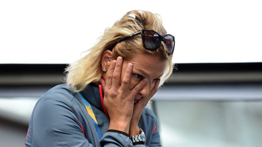 Franziska van Almsick schaut bestürzt zu Boden