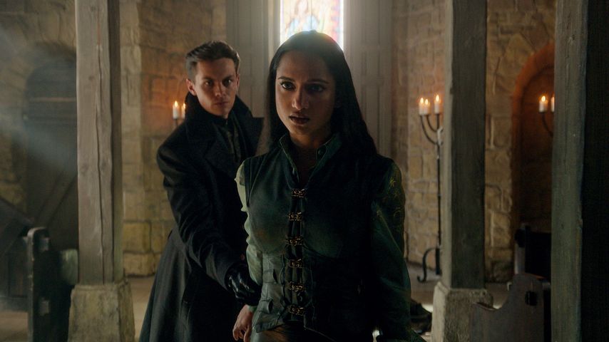 Freddy Carter und Amita Suman in "Shadow and Bone"