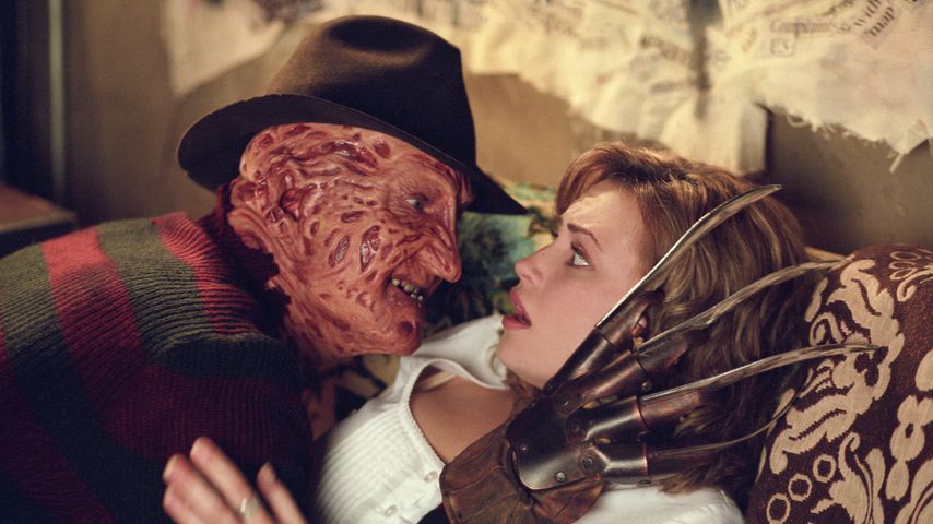 Robert Englund als Freddy Krueger und Monica Keena als Lori in "Freddy vs. Jason"