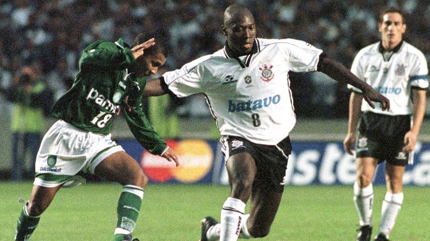 Freddy Rincón bei einem Fußballspiel im Juni 1999