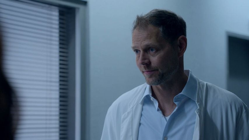 Frederik Müller in seiner Rolle als Dr. Arno Kreidl