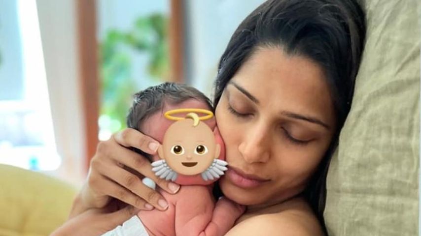 Freida Pinto mit ihrem Sohn im November 2021
