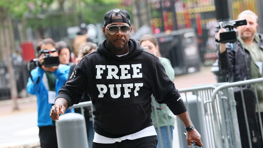 Freund der Familie Combs mit "Free Puff"-Sweater vor New Yorker Gerichtsgebäude, Mai 2025