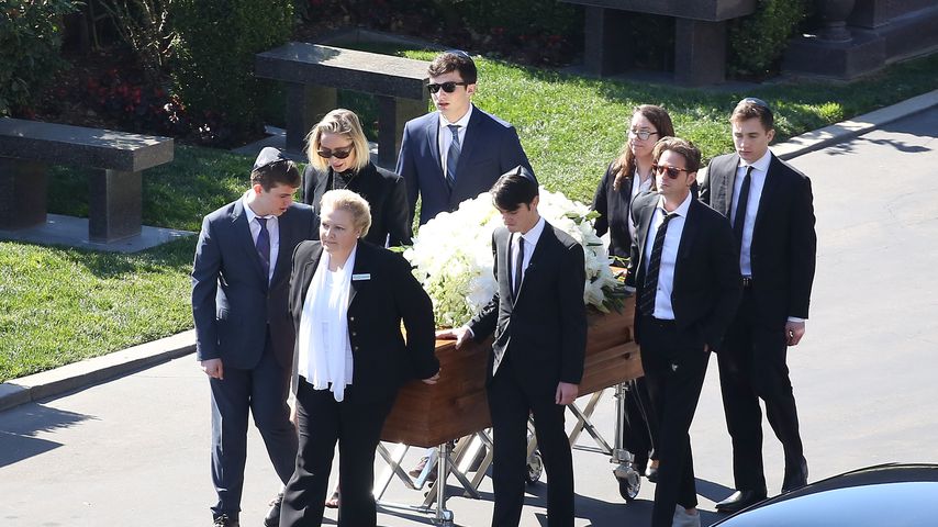 Freunde und Familie bei der Beerdigung von Kirk Douglas