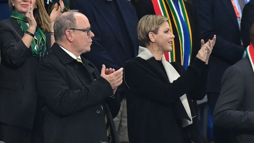 Fürst Albert und Fürstin Charlene klatschen