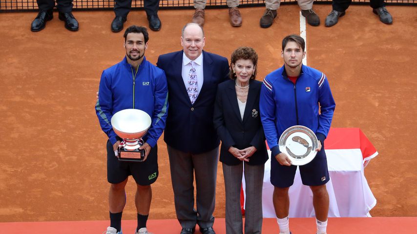 Fürst Albert von Monaco und Baronin Elisabeth-Anne de Massy mit den Siegern eines Tennis-Turniers