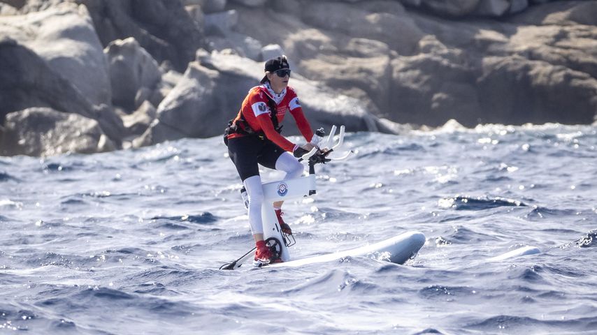 Fürstin Charlène auf einem Wasserfahrrad im Mittelmeer