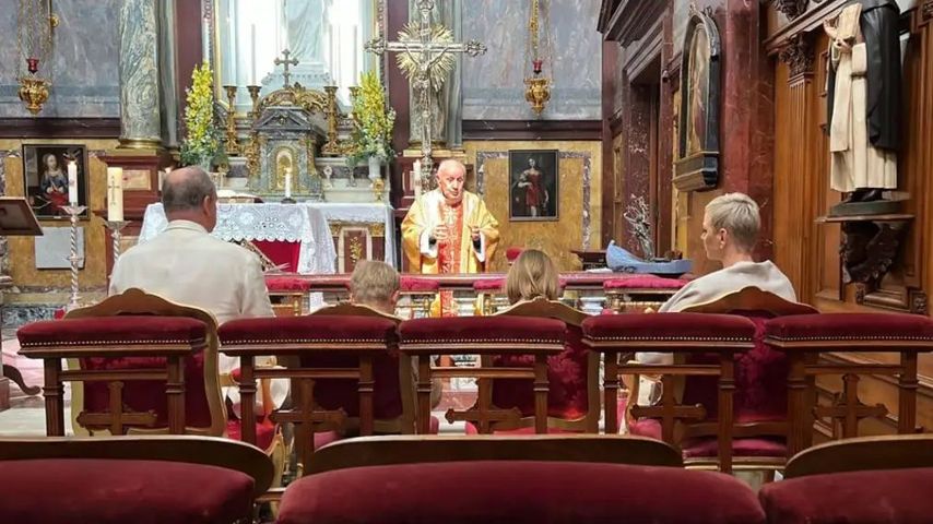 Fürstin Charlène, Fürst Albert und ihre Kinder an Ostern in der Kirche