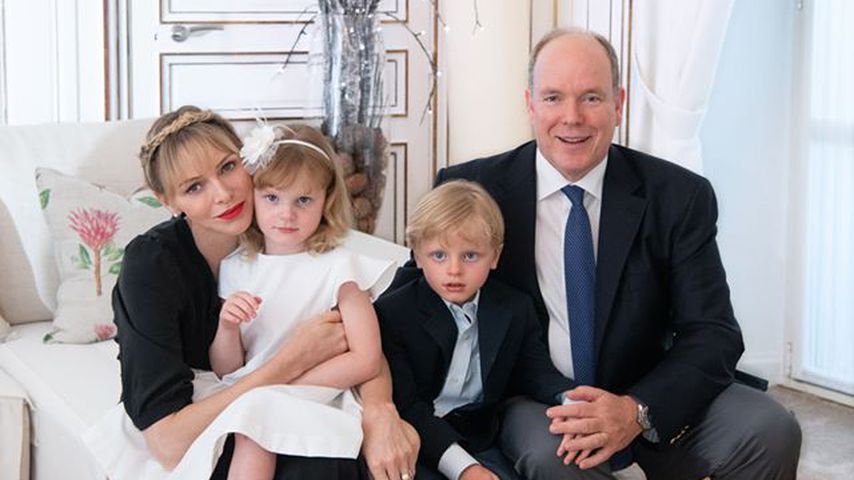 Fürstin Charlène mit Fürst Albert und ihren Kindern
