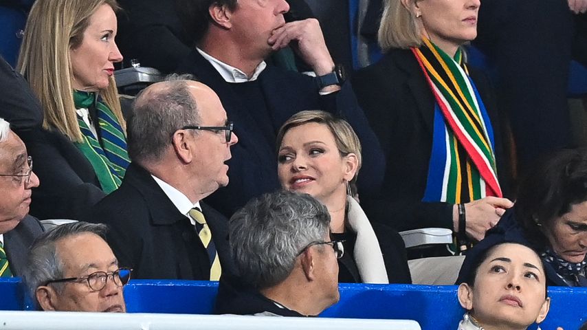 Fürstin Charlene schaut Fürst Albert an