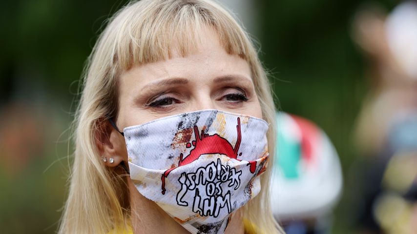 Schon Halloween? Fürstin Charlène mit Gruselmaske unterwegs