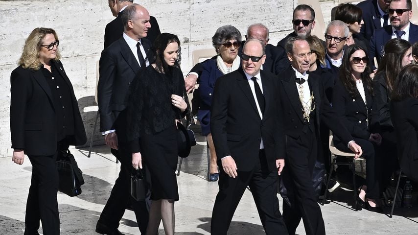 Royals aus ganz Europa zollen Papst Franziskus letzte Ehre