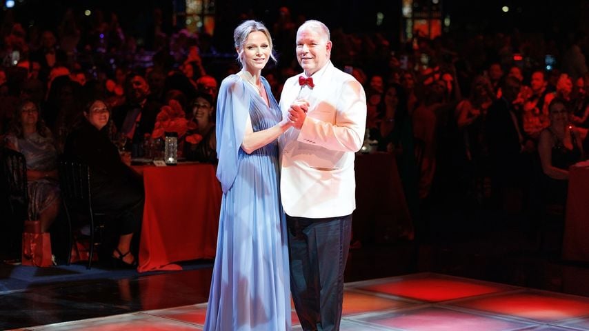 Fürst Albert und Fürstin Charlène schwingen das Tanzbein