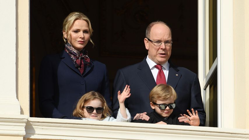 Fürstin Charlène und Fürst Albert mit ihren Kindern