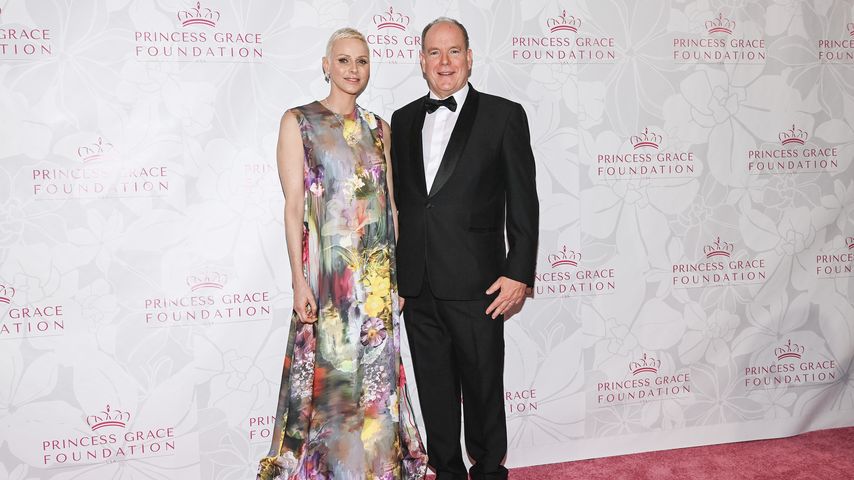 Im Blumenkleid: Fürstin Charlène strahlt auf dem Red Carpet