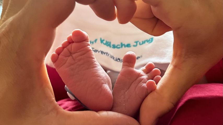 Füße von Jana und Thore Schölermanns Baby