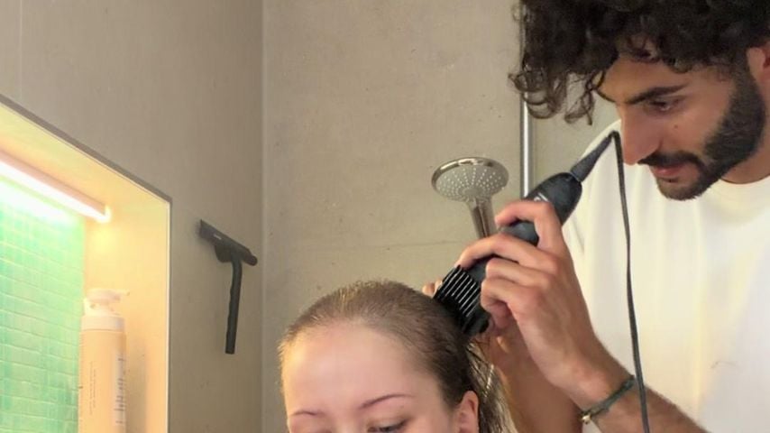 Fußball-Profi Eren Dinkci rasiert seiner krebskranken Freundin Cinja die Haare ab.