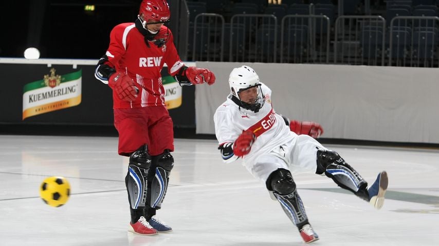 Fußballer Matthias Scherz und Guido Cantz beim "Deutschen Eisußball Pokal" 2009