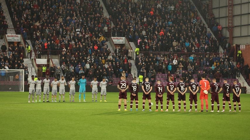 Die Fußballclubs Heart of Midlothian und Istanbul Basaksehir bei einer Schweigeminute für die Queen