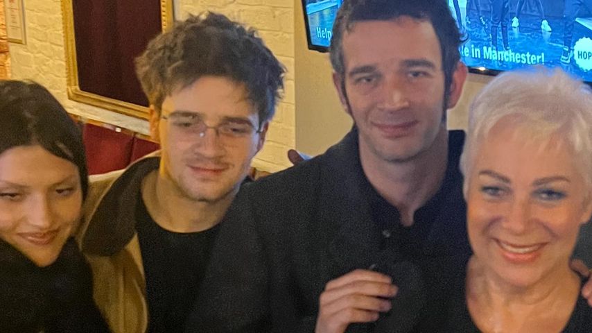 Gabbriette Bechtel, Louis und Matty Healy und Denise Welch
