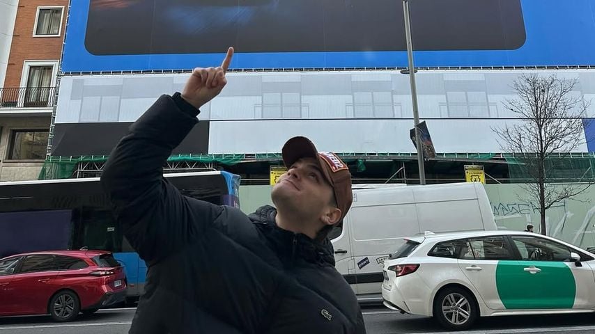 Gabriel Guevara posiert vor Filmplakat, 2024
