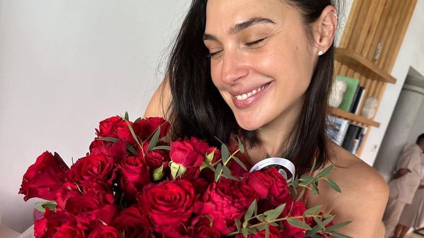 Gal Gadot mit einem Strauß Rosen