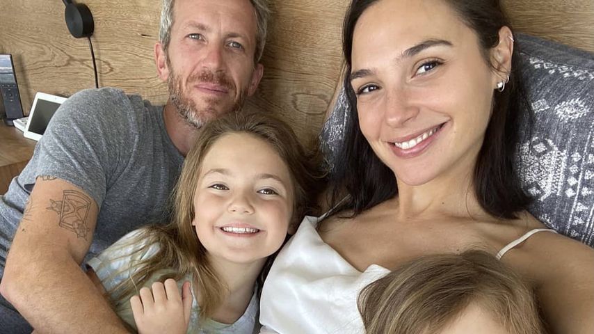 Schauspielerin Gal Gadot zusammen mit ihrer Familie