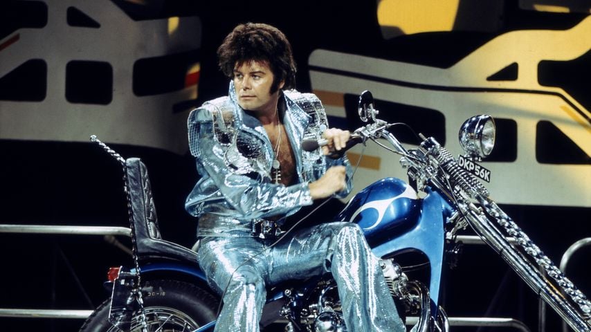 Garry Glitter bei einem Auftritt, circa 1974