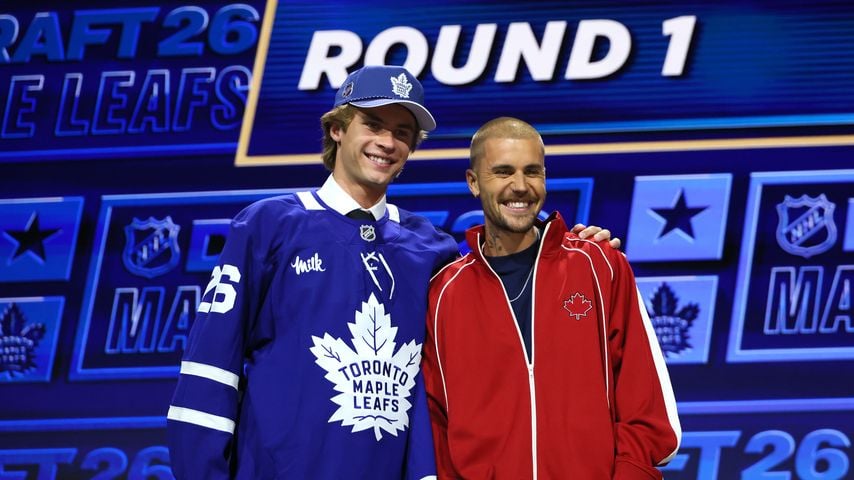 Gavin McKenna feiert neben Justin Bieber seinen First-Overall-Pick der Toronto Maple Leafs bei der NHL Draft 2026 in Buffalo