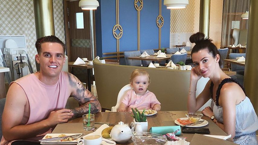 Gaz Beadle und Emma McVey mit ihrem Sohn