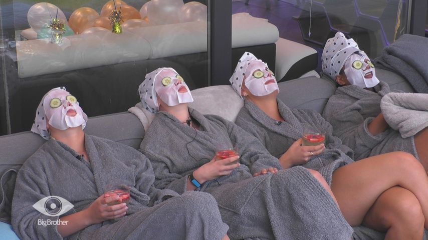 Geburtstagskind Gina und ihre Mitbewohnerinnen  bei "Big Brother"