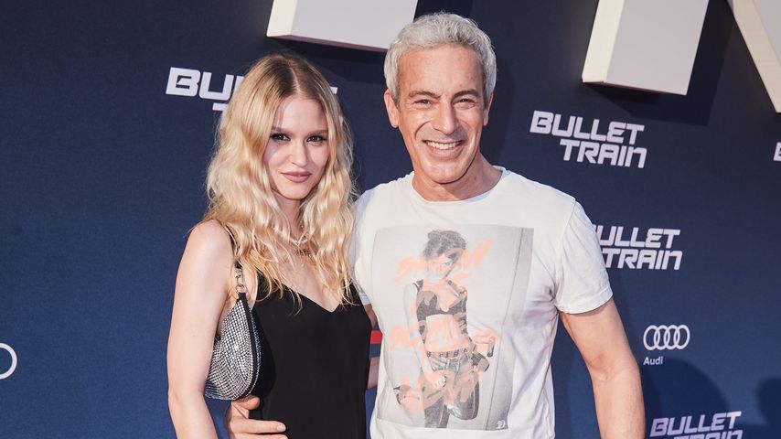 Gedeon Burkhard mit seiner Freundin Ann-Britt Dittmar im Juli 2022